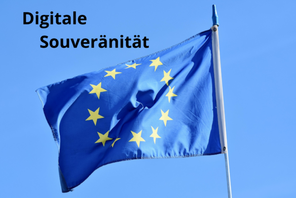 Europaeische Flagge vor blauem Himmel - Digitale Souveraenitaet