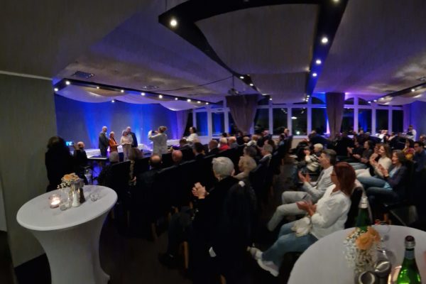 Ehrungen für Kelkheimer Ehrenamtliche_Panoramabild von der Veranstaltung am Abend im Restaurant Merlin am Zauberberg in Kelkheim